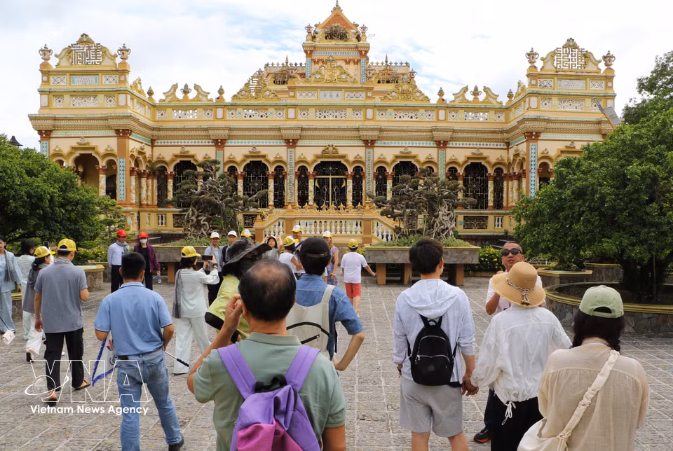 La pagode Vinh Trang, située dans le quartier de My Phong, province de Dong Thap au Sud, s’impose comme une destination incontournable pour les visiteurs en quête de spiritualité. Photo: VNA