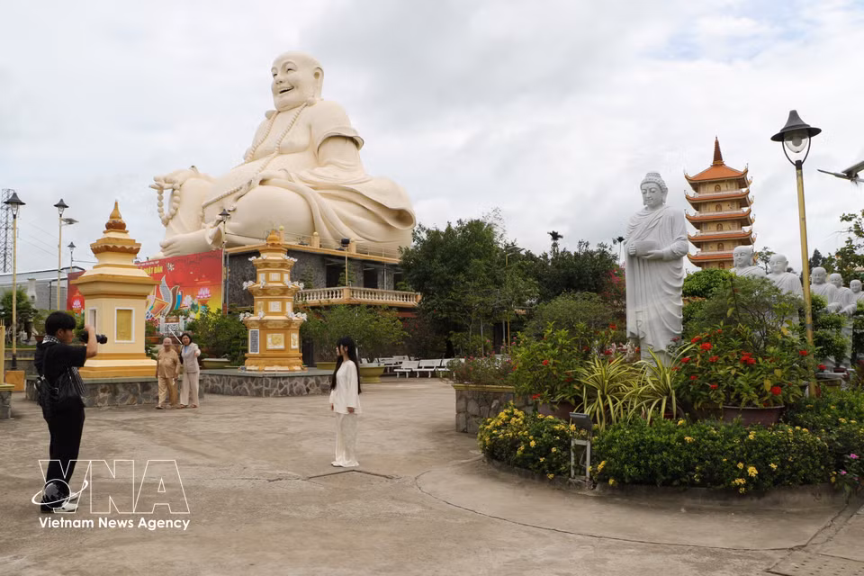 À l’extérieur, les visiteurs pourront admirer les grandes statues de Siddhartha Gautama, le Bouddha ou « l’Éveillé », de Guanyin et de Maitreya. Photo: VNA
