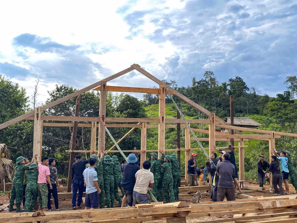 Au-delà de leur mission de surveillance, les gardes-frontières sont devenus les artisans de l'espoir en érigeant une maison pour une famille démunie, un geste fort de solidarité.Photo: VNA