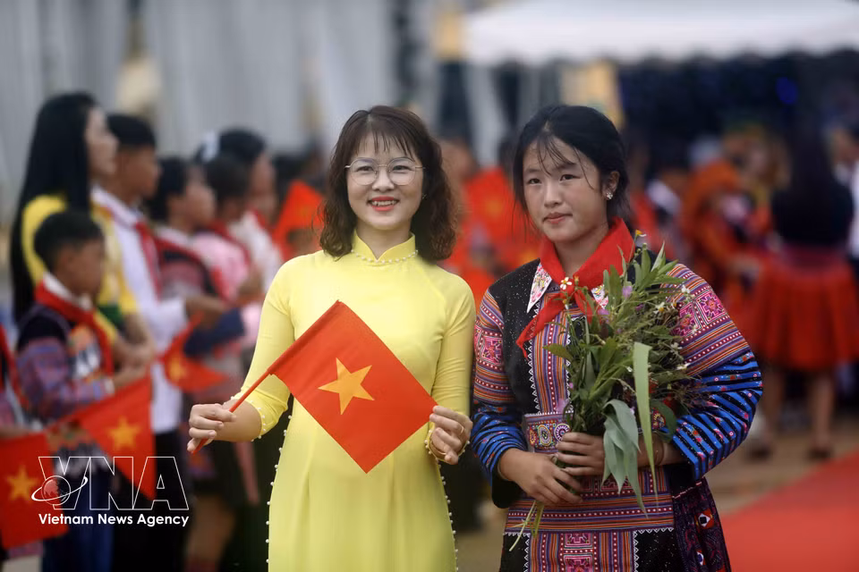 Une enseignante et une élève de l’internat multi-niveaux de Yen Son, dans la province montagneuse de Son La (Nord), le jour de l’inauguration de leur nouvel établissement. Photo : VNA