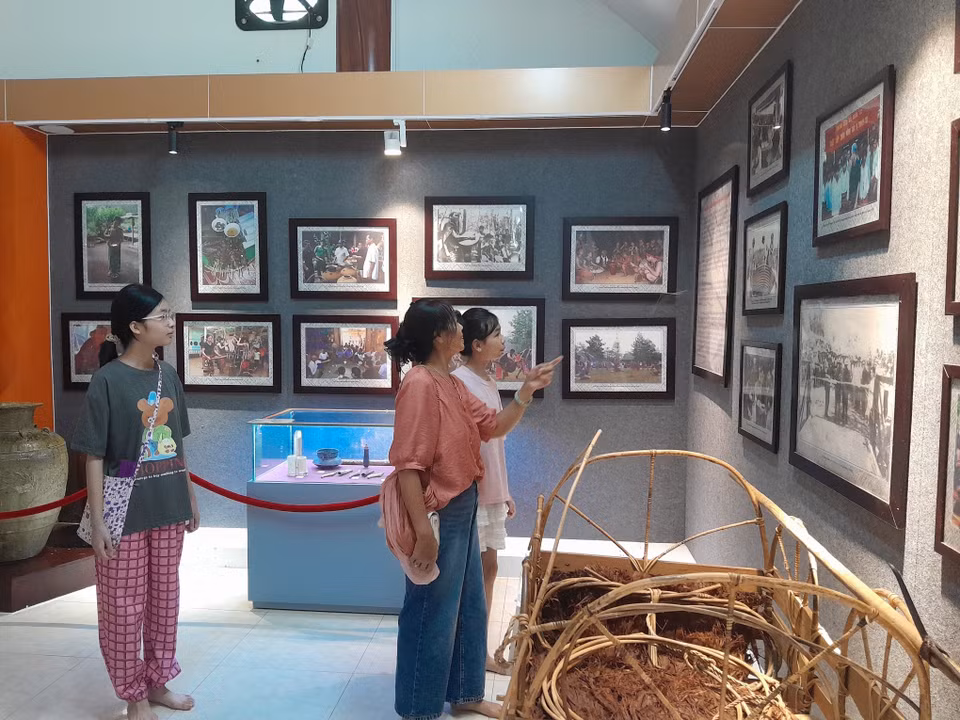 Visiteurs dans la zone de préservation culturelle de l’ethnie minoritaire S’tiêng. Photo : VNA