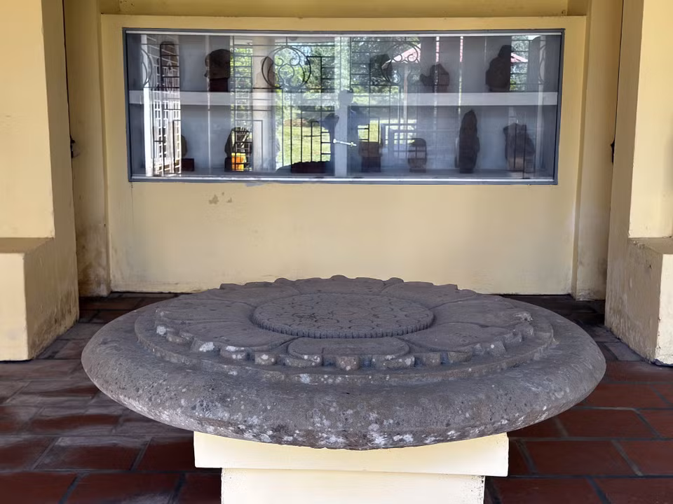 De nombreux objets précieux, découverts lors de fouilles, sont exposés dans la zone des tours de Chiên Dan. Photo: VNA