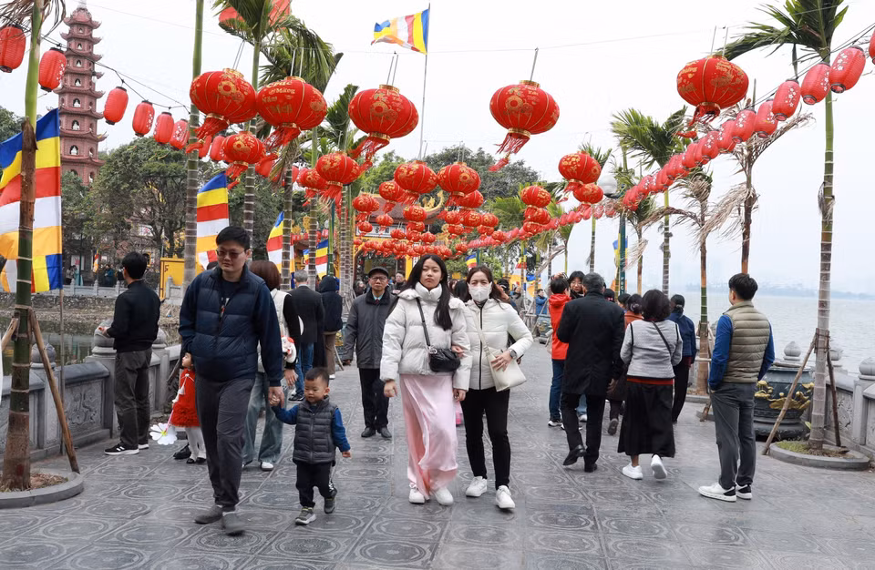 Pour les Vietnamiens en général et les Hanoïens en particulier, quel que soit le lieu où ils vivent, aller à la pagode au début de l'année est non seulement une tradition, mais aussi une occasion de transmettre les valeurs du Têt traditionnel aux générations futures. Ce rituel reflète à la fois l’aspiration à une vie heureuse et la volonté de perpétuer les valeurs culturelles ancestrales. Photo : VNA