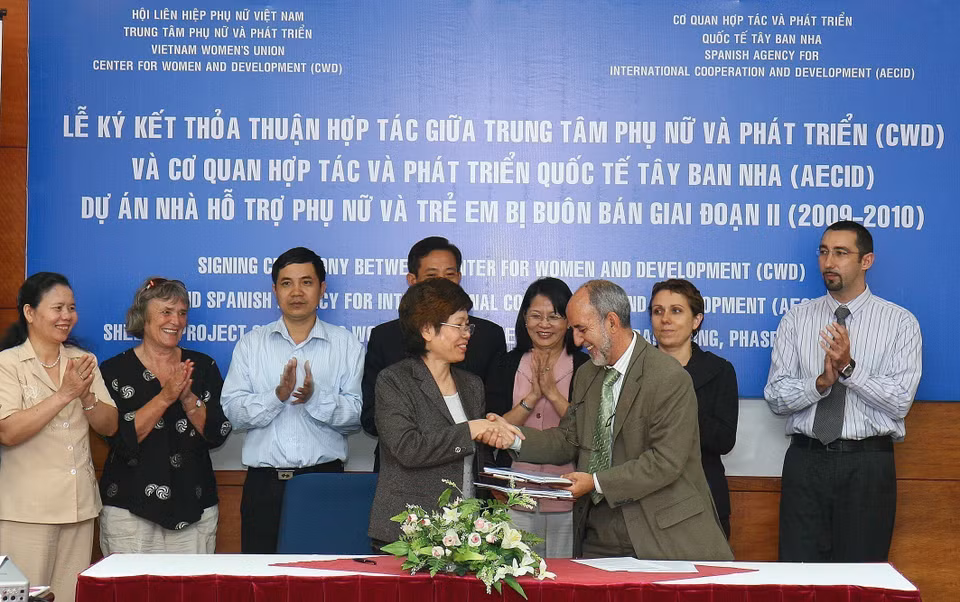 Signature à Hanoï, le 24 février 2009, de l'accord de coopération entre le Centre pour les femmes et le développement (CWD) et l'Agence espagnole de coopération internationale pour le développement (AECID) pour soutenir la 2e phase (2009-2010) du projet de refuge vietnamien destiné aux femmes et enfants victimes de traite humaine. Photo: VNA