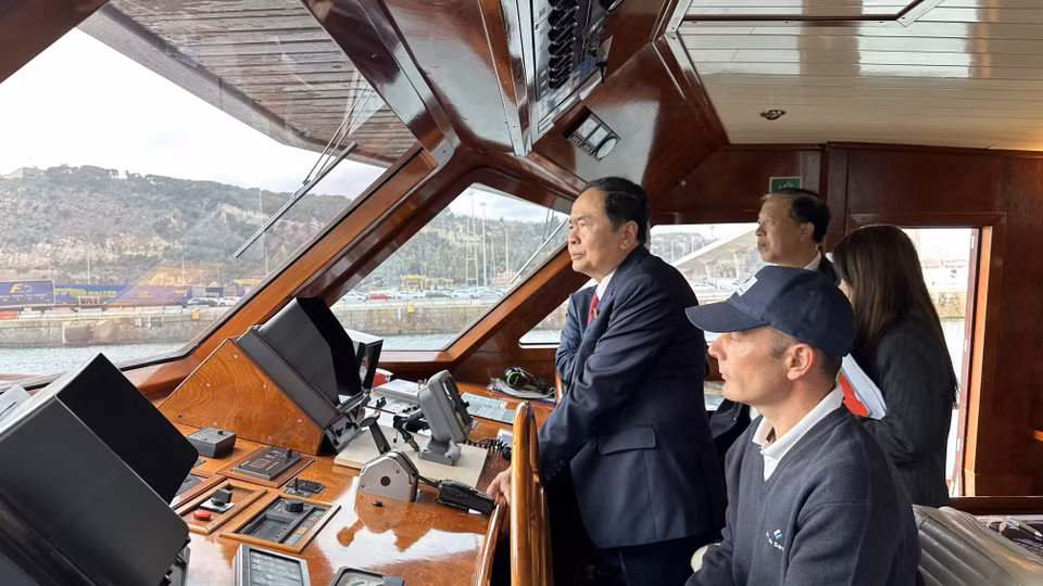 Le vice-président permanent de l'Assemblée nationale vietnamienne, Trân Thanh Mân visite le port en eau profonde de Barcelone, en 2023. Photo: VNA