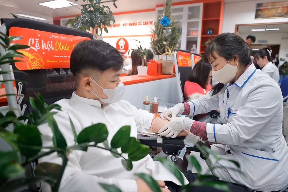 Deux personnes qui donnent du sang ensemble recevront un certificat et des cadeaux des organisateurs. Photo: VNA