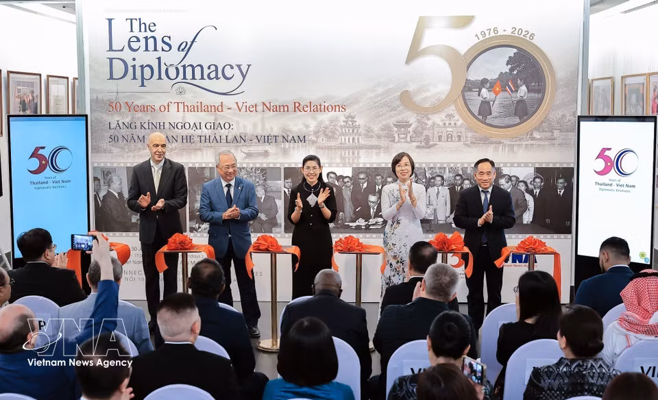 Ouverture de l'exposition photographique "Prisme diplomatique : 50 ans de relations Thaïlande – Vietnam", organisée du 24 au 30 juillet 2026 par l'ambassade de Thaïlande au Vietnam et la VNA. Photo: VNA