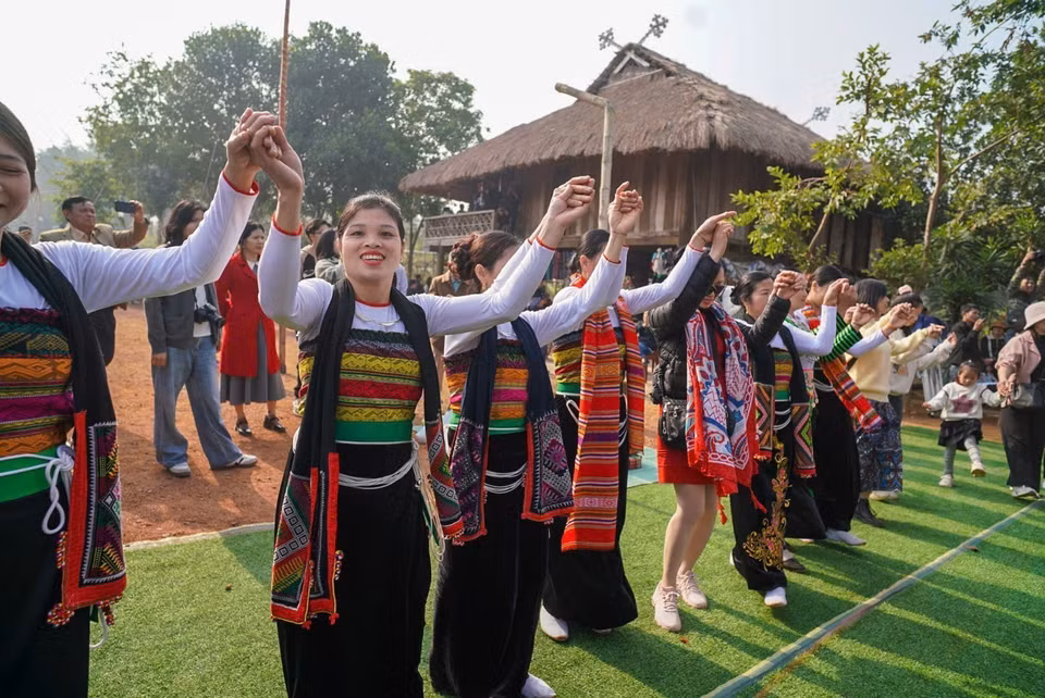 Les festivités sont aussi l'occasion de s'adonner à des jeux traditionnels tels que le "ném còn", où l'on lance des balles d'étoffe, le tir à la corde et la danse entre des tiges de bambou, le "nhay sap". Photo: VNA