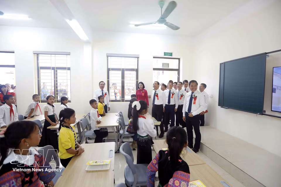 Des responsables de la province de Son La visitent une salle de classe du nouvel internat primaire et secondaire de Yen Son. Photo: VNA