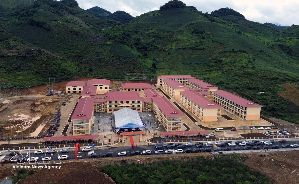 Après plus de neuf mois de travaux, la construction de l'internat primaire et secondaire de Yen Son, située dans la commune éponyme de la province de Son La, est désormais achevée. Inauguré à l’occasion de la rentrée scolaire, l’établissement a accueilli enseignants et élèves dans ses nouveaux locaux. Photo: VNA