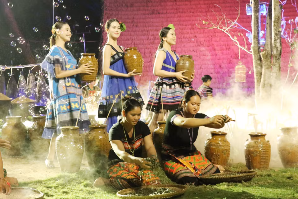 Des costumes traditionnels en brocart, aux couleurs vives et entièrement tissés à la main par les S’tiêng, présentés pour la première fois par la styliste Minh Hanh dans un défilé de mode professionnel. Photo : VNA