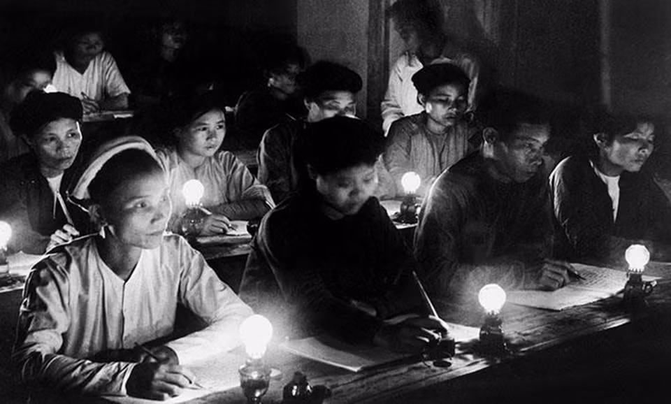Entre 1945-1954, le Parti conduisit le pays à mener à bien simultanément les tâches de lutte contre la famine, l'analphabétisme et les envahisseurs étrangers, contribuant à la victoire de la résistance contre les colonialistes français. Sur la photo : une classe d’« éducation populaire » à Hanoï. Photo : VNA