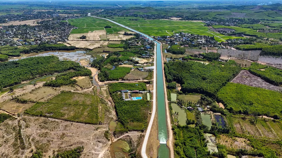 Le système hydraulique du lac de Ke Go contribue à stabiliser la production et à améliorer les revenus des habitants de la zone en aval. Photo : VNA