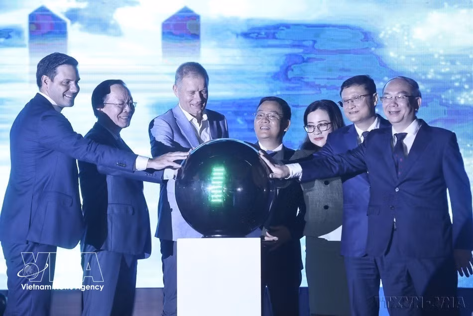 La cérémonie d'illumination en bleu du bâtiment de la Poste de Hanoï à l'occasion de la Journée mondiale du diabète, est coorganisée par le ministère de la Santé, l'ambassade du Danemark au Vietnam et l'Association de pédiatrie du Vietnam, le 11 novembre 2023. Photo : VNA