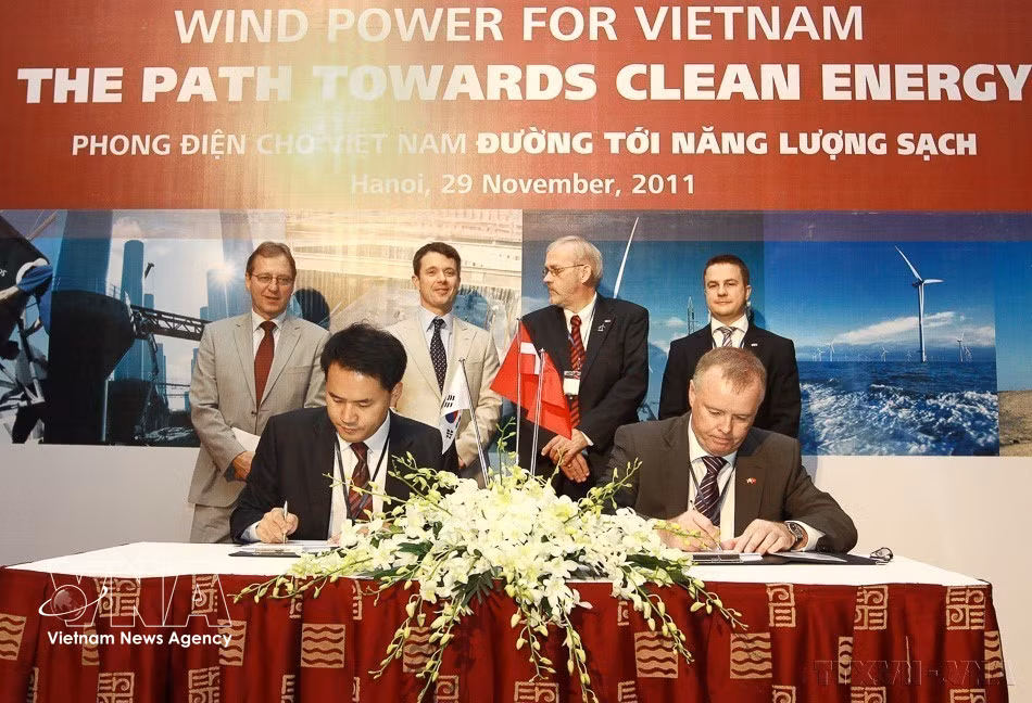 Le Prince héritier Frederik du Danemark assiste à la cérémonie de signature de l'accord de coopération entre la société Vestas, premier fabricant mondial d'éoliennes, et le fabricant vietnamien de mâts d’éoliennes CS Wind, le 29 novembre 2011. Photo : VNA