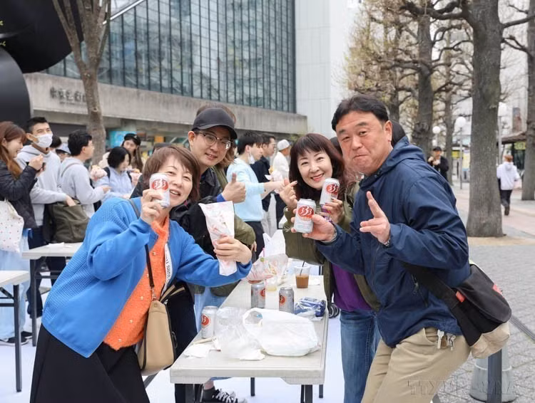 Des visiteurs japonais dégustent la bièrre vietnamienne au Festival du Vietnam, organisé le 6 avril 2024 dans le parc d'Ikebukuro, au Japon. Photo: VNA