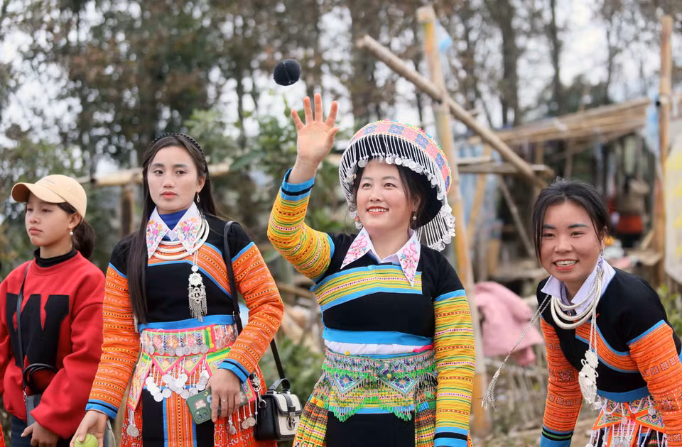 Le jeu de lancer de "pao" est une activité traditionnelle très appréciée, notamment par les jeunes. Photo: VNA