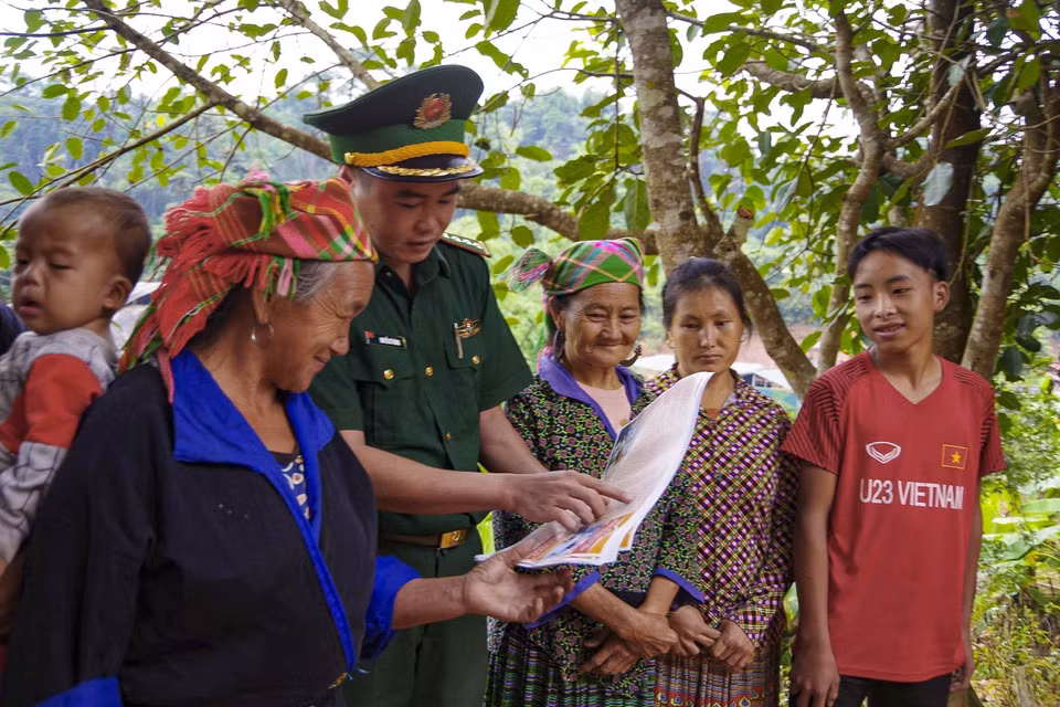 Un officier du poste de garde-frontière de Na Bung sensibilise des habitants aux lois en vigueur. Photo: VNA