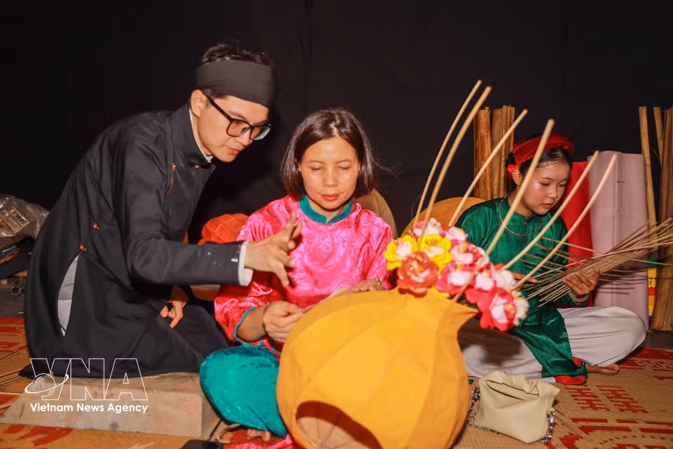 De jeunes artistes présentent une performance interactive autour des jouets traditionnels de la Fête de la Mi-Automne. Photo: VNA