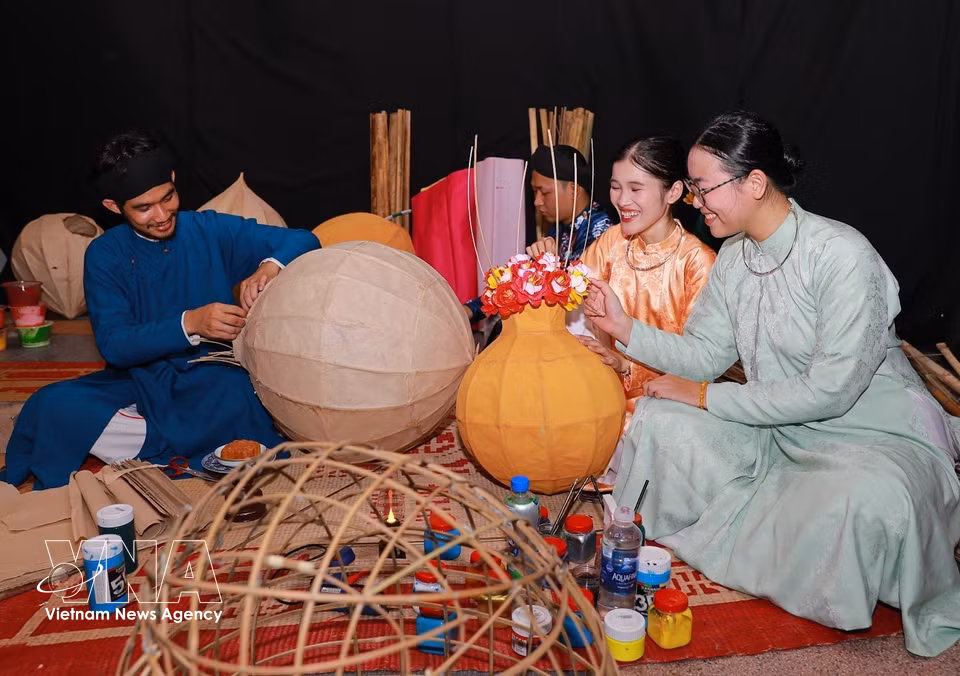Des jeunes artistes proposent une performance interactive, intégrant les jouets traditionnels de la Mi-Automne dans un espace de création contemporain. Photo: VNA