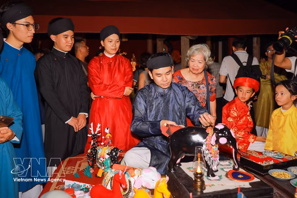 De jeunes artistes présentent une performance interactive autour des jouets traditionnels de la Fête de la Mi-Automne. Photo: VNA