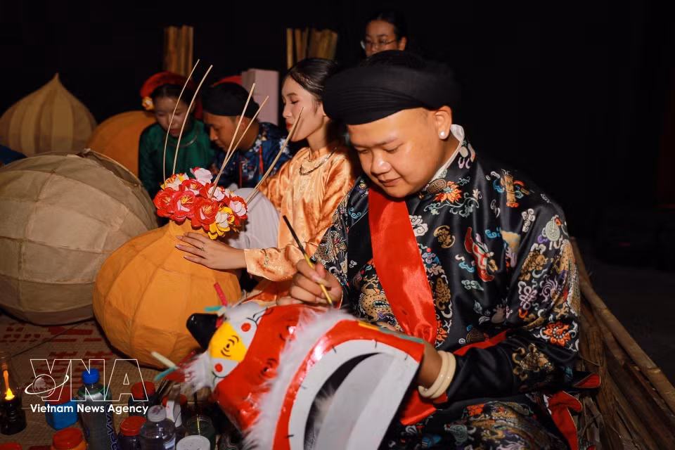 De jeunes artistes présentent une performance interactive autour des jouets traditionnels de la Fête de la Mi-Automne. Photo: VNA