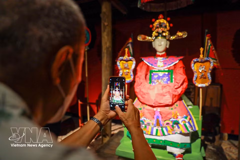 Des visiteurs découvrent avec plaisir les jouets traditionnels de la Fête de la Mi-Automne. Photo: VNA
