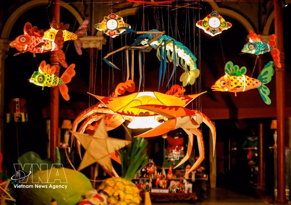 L'espace "Garder la lune", étincelant des couleurs vives de la Fête de la Mi-Automne traditionnelle au cœur du Vieux Quartier de Hanoï. Photo: VNA