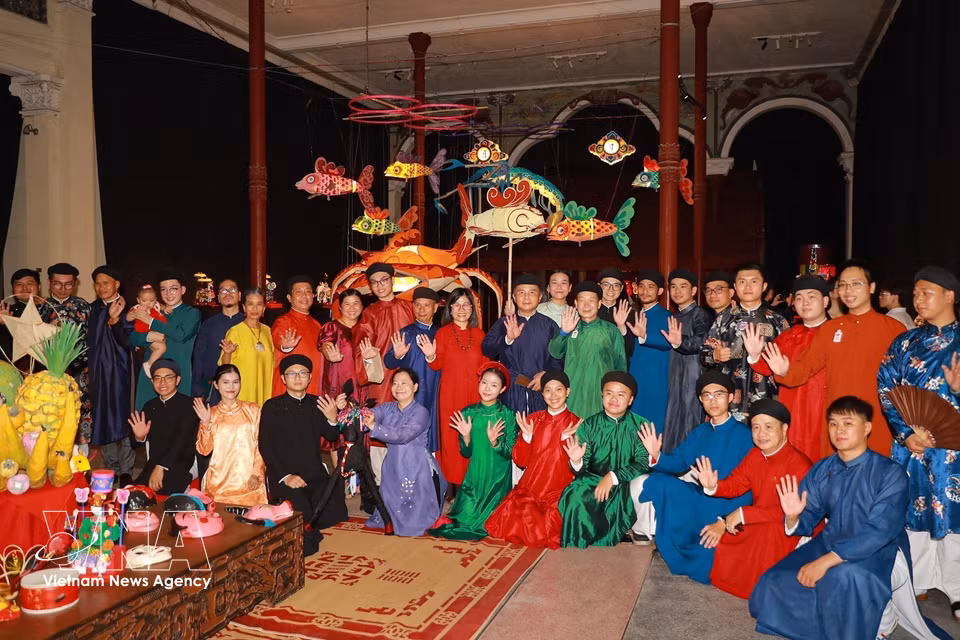 L'espace "Garder la lune" bénéficie de la participation active de nombreux jeunes. Photo: VNA