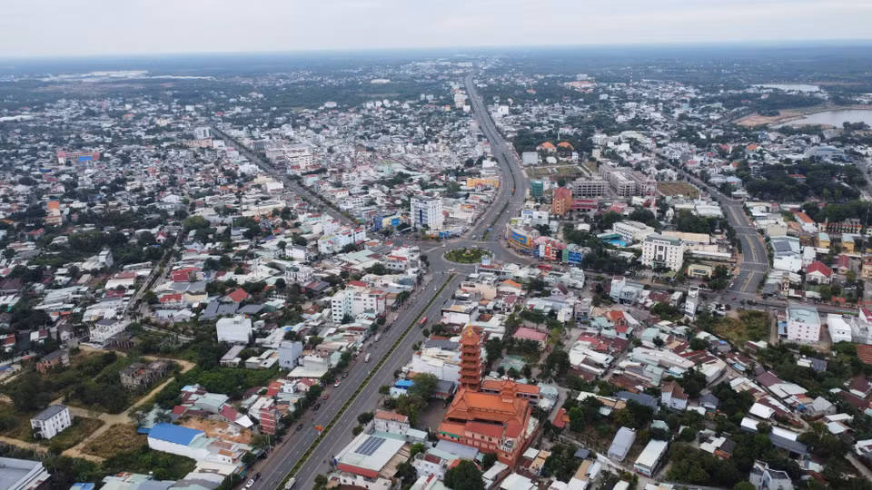 L'intersection de Dông Xoài est en effet un carrefour de circulation important, reliant des axes routiers majeurs tels que la Nationale 14 et la DT741.