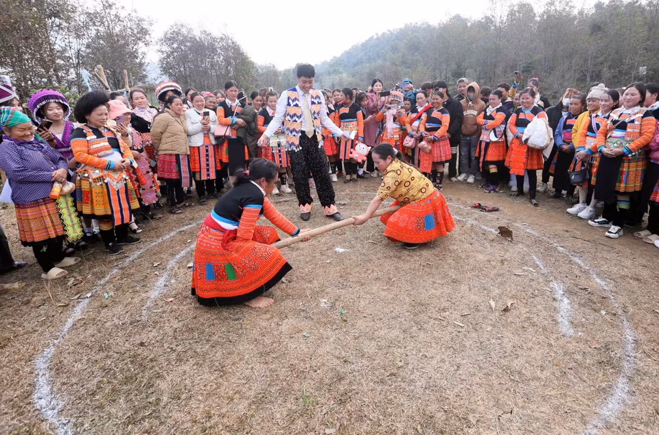 Le jeu de pousser du bâton est une activité traditionnelle très appréciée au sein de la communauté Mong. Il offre une excellente occasion de mettre en valeur la force, l'agilité et l'esprit de compétition des participants ou, comme ici, des participantes. Photo: VNA