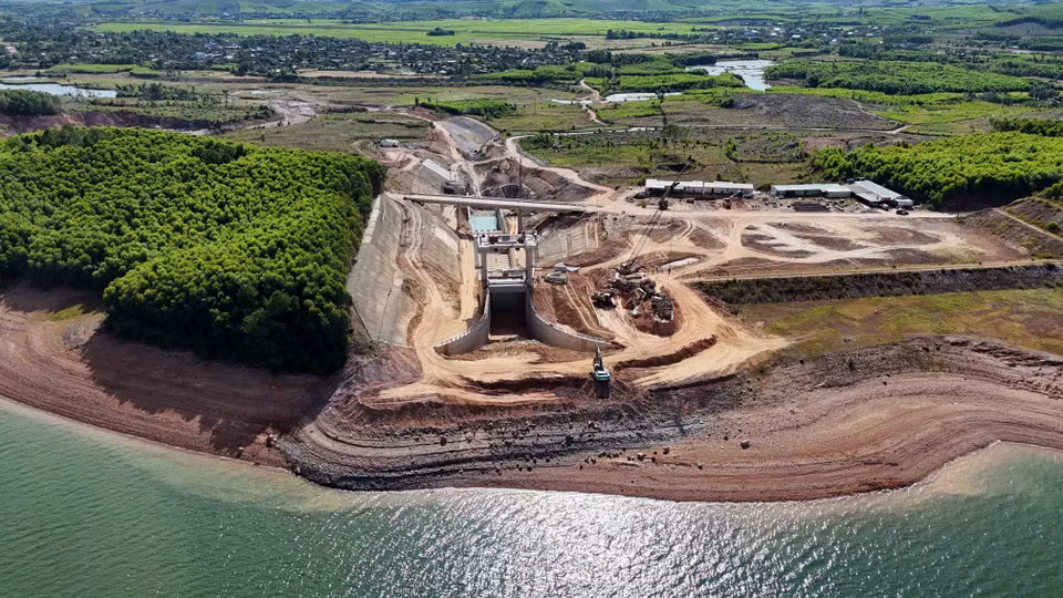 Le lac de Ke Go fait actuellement l'objet de travaux de rénovation et de modernisation, pour un investissement d'environ 350 milliards de dôngs. Photo : VNA