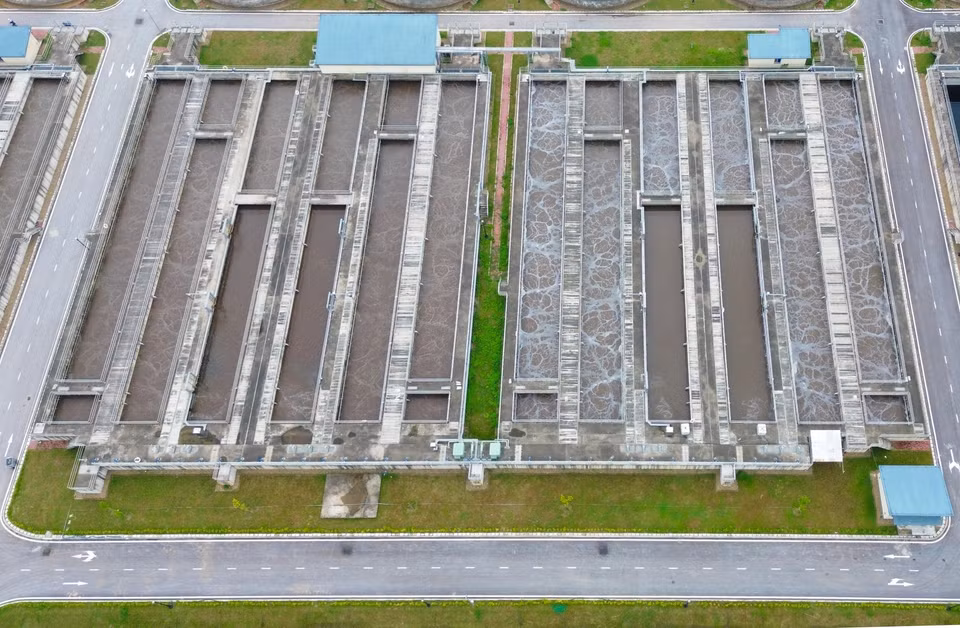 La station est équipée de 12 bassins de réaction, qui utilisent des micro-organismes pour décomposer les substances organiques des eaux usées. Ce processus repose sur la technologie AO. Photo: VNA