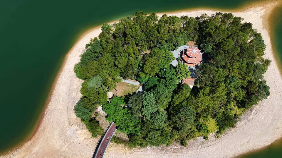 Le temple dédié à l'ancien secrétaire général du Parti Le Duan au milieu du lac. Photo : VNA