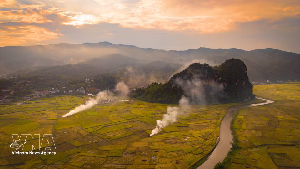 Le coucher de soleil teint d'or les montagnes karstiques et les rizières, offrant un paysage paisible à Chieng Sinh. Photo: VNA