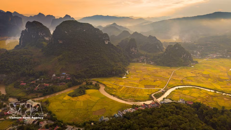 Au crépuscule, la vallée de Chieng Sinh se pare de douces nuances, tandis que montagnes rocheuses, rizières et rivière sinueuse se fondent dans un paysage paisible au cœur des hautes terres. Photo: VNA