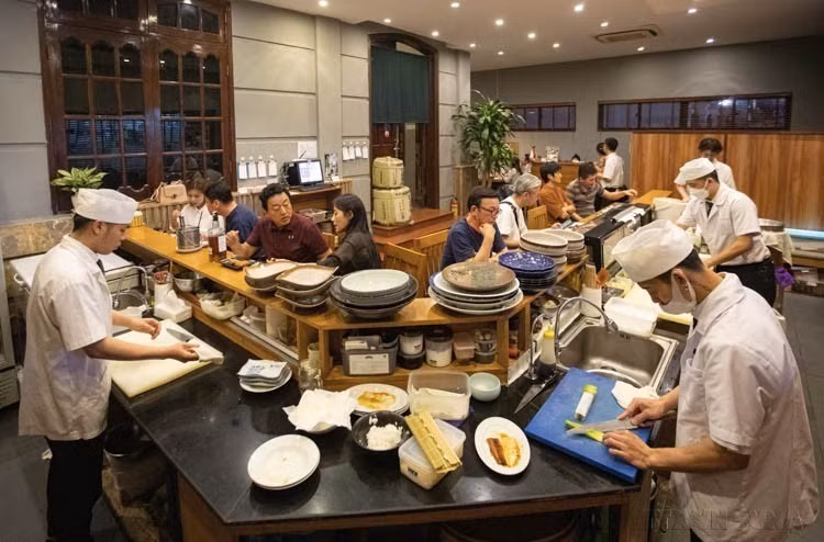 De nombreux restaurants de style japonais sont présents à Hanoï, témoignant de l'attrait de la cuisine japonaise auprès des Vietnamiens et contribuant au renforcement des échanges culturels entre les deux peuples. Photo: VNA