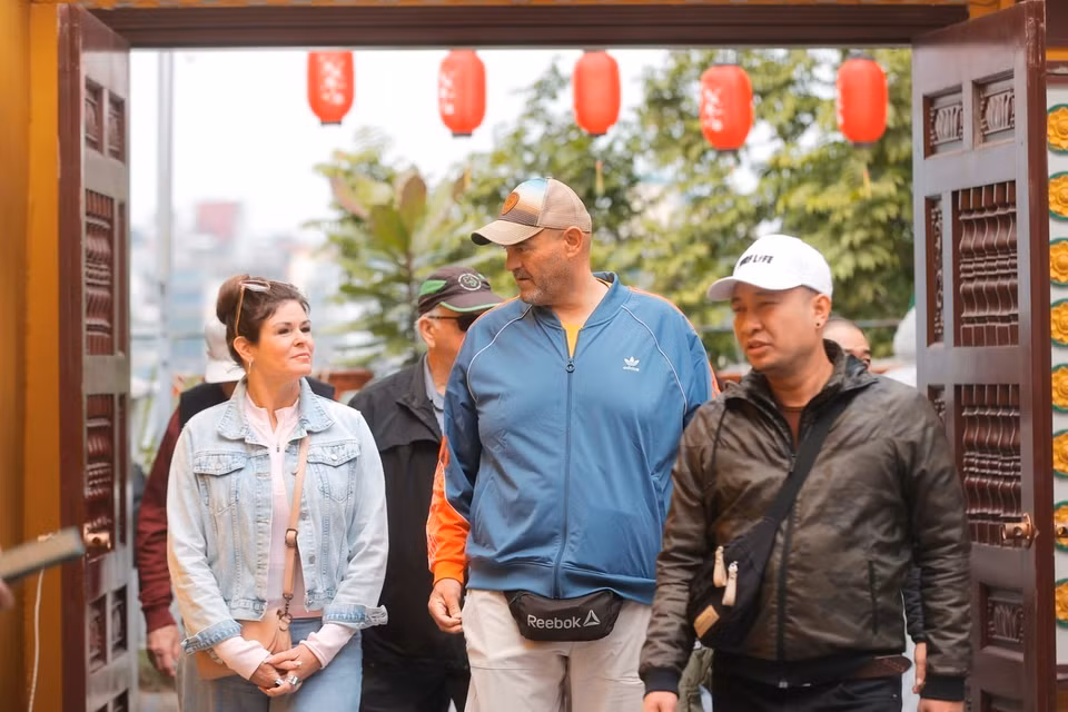 Les visiteurs étrangers apprécient également la visite des pagodes à l'occasion du Têt Nguyên Tiêu. Photo: VNA