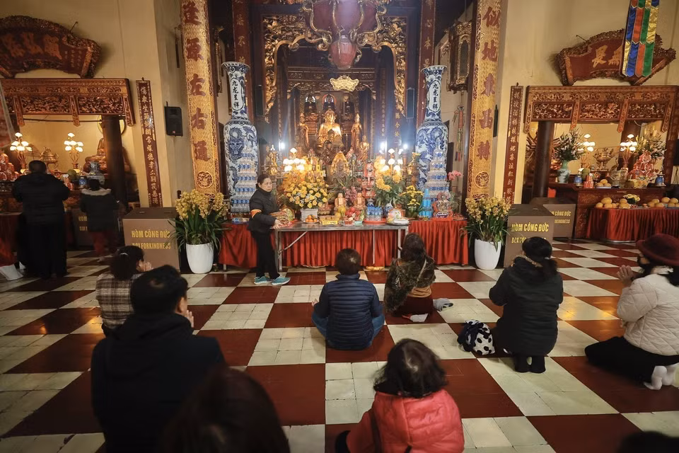 En ces jours de célébration, les fidèles affluent en masse vers les lieux de culte les plus emblématiques de la capitale, tels que la pagode Trân Quôc et la pagode Quan Su. Photo: VNA