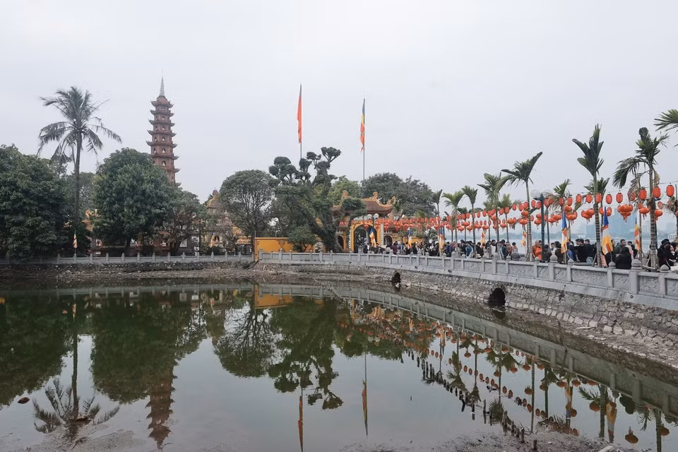 La pagode Tran Quoc a ressorti ses lanternes pour le Têt Nguyên Tiêu. Photo: VNA