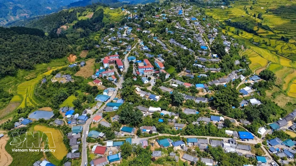 Un village de l’ethnie Mong niché au pied des splendides rizières en terrasses de la commune de Ta Leng. Photo : VNA