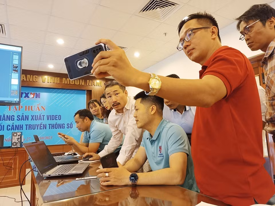 L'essor d'internet, des smartphones et des appareils électroniques intelligents a redéfini le paysage médiatique vietnamien. Sur la photo : des reporters de l'Agence vietnamienne d'information (VNA) apprennent à monter des vidéos sur leurs téléphones lors d'un atelier à Da Nang. Photo : VNA