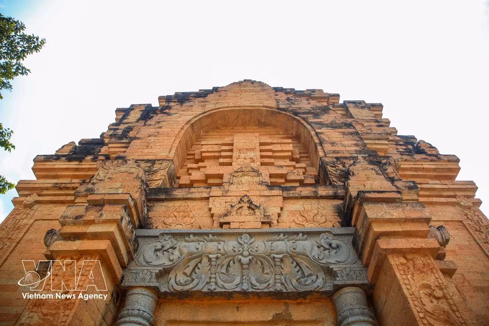L'architecture de la tour Chot Mat se distingue par des gravures et des motifs décoratifs d'une grande finesse sur fond de briques anciennes, illustrant la valeur unique de cet ouvrage d'art rattaché à la culture d'Oc Eo. Photo: VNA