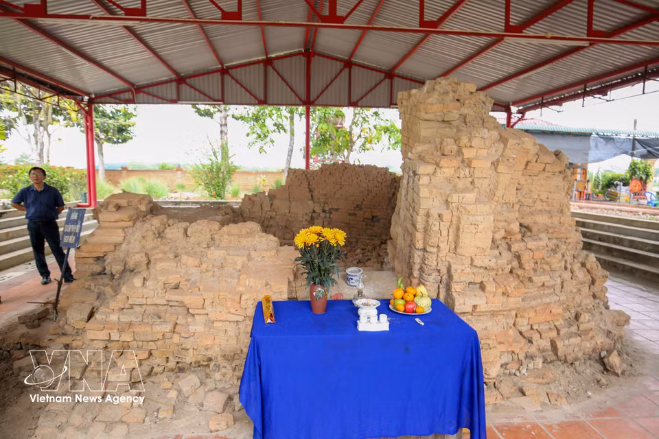 Les vestiges de la culture d’Oc Eo conservés aux abords de la tour principale font l’objet d’une préservation rigoureuse, contribuant ainsi à mettre en valeur la richesse historique et culturelle du site. Photo: VNA