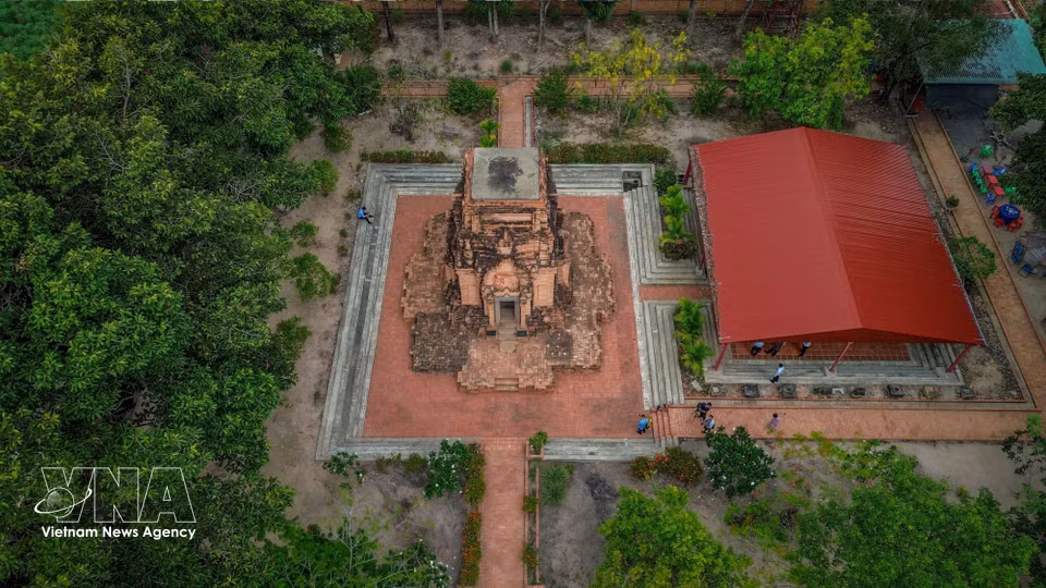 Nichée au milieu d'un paysage rural, la tour Chot Mat constitue un repère culturel et historique majeur tout en offrant un fort potentiel pour le développement du tourisme local. Photo: VNA