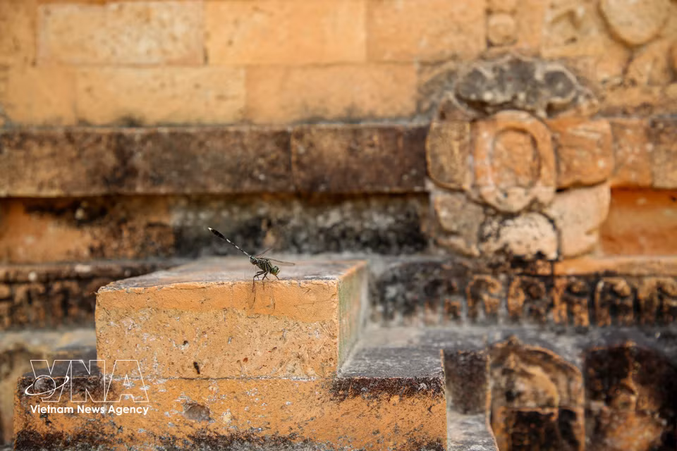 Les briques séculaires et l’architecture ancienne confèrent à la tour Chot Mat une valeur exceptionnelle, faisant de ce monument un témoignage précieux de la civilisation d’Oc Eo. Photo: VNA