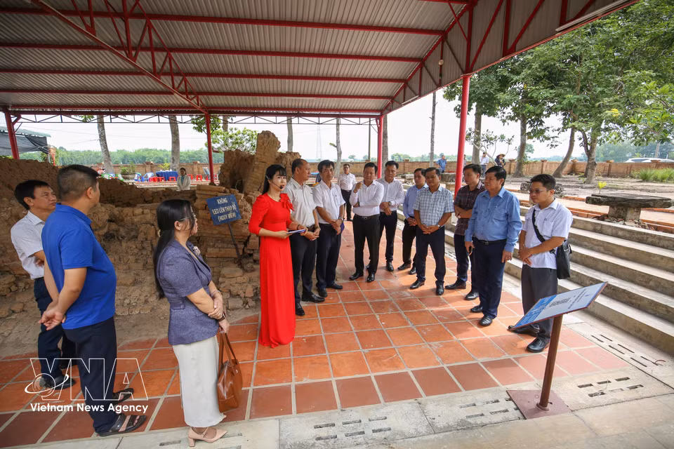 Les autorités locales envisagent de combiner la visite de la tour Chot Mat avec des produits de tourisme d'expérience basés sur les atouts agricoles de la région, notamment ses vergers. Photo: VNA