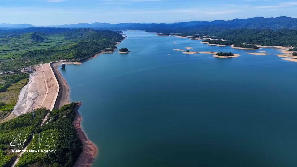 L'ouvrage bénéficie d'investissements soutenus, continuant à jouer pleinement son rôle d'infrastructure hydraulique clé de Ha Tinh. Photo: VNA ​