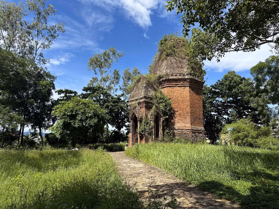 La tour Bang An, ornée de l'image du Linga datant du XIe siècle, est l'une des plus anciennes tours Cham encore existantes, avec une architecture unique, totalement différente des autres groupes de tours Cham au centre du Vietnam. Photo: VNA