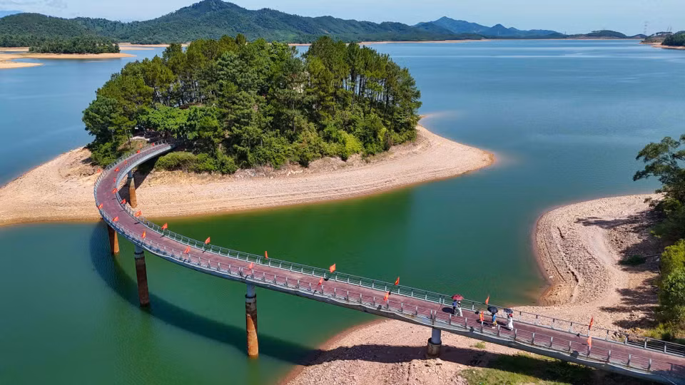 Le pont menant à l'île où se trouve le temple dédié à l'ancien secrétaire général du Parti Le Duan. Photo : VNA